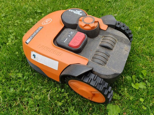 Robot tondeuse ou coupe‑bordures : lequel choisir ?