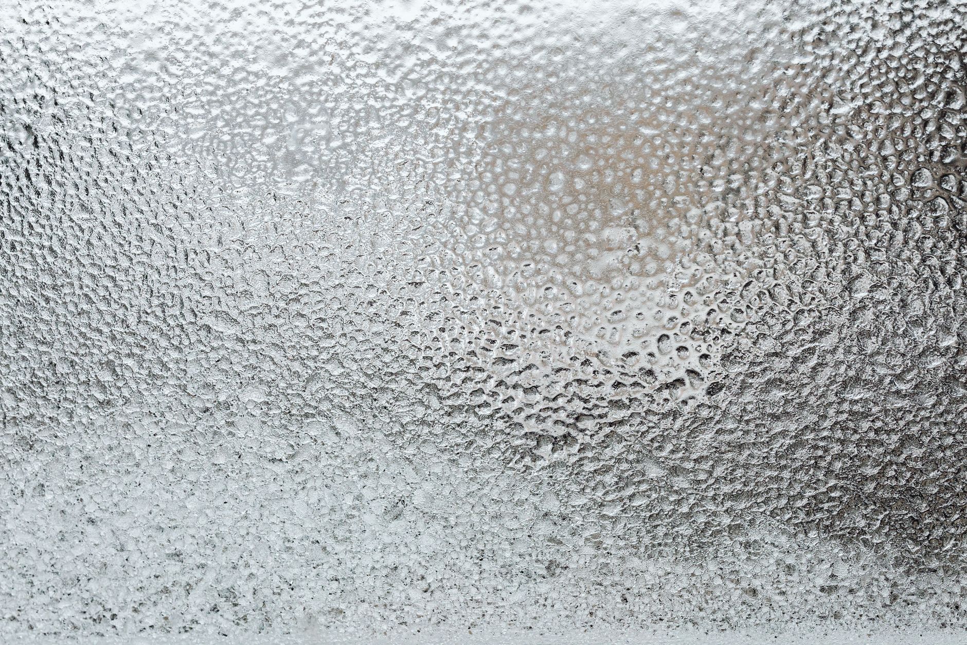 Laine de verre vs polystyrène : choisir selon humidité et risque