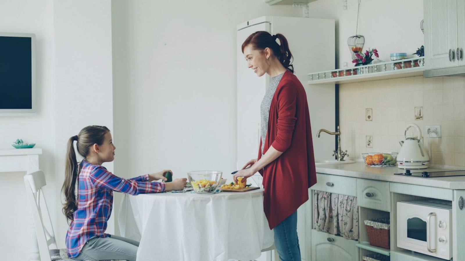 Un parent et son enfant discutent autour d'une table