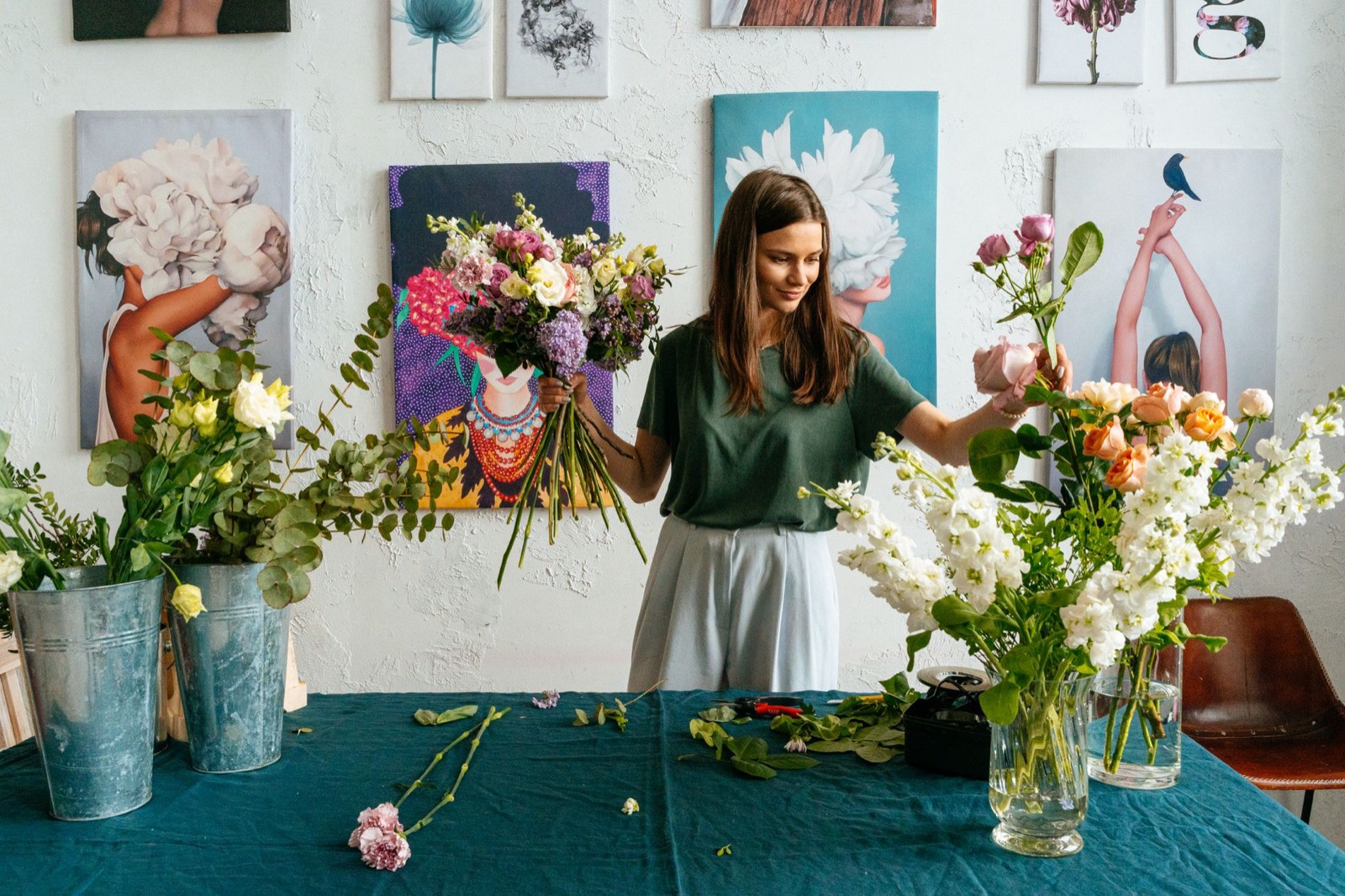 Fleurs coupées de toutes les couleurs étalées sur une table d'atelier de fleuriste avant composition d'un bouquet