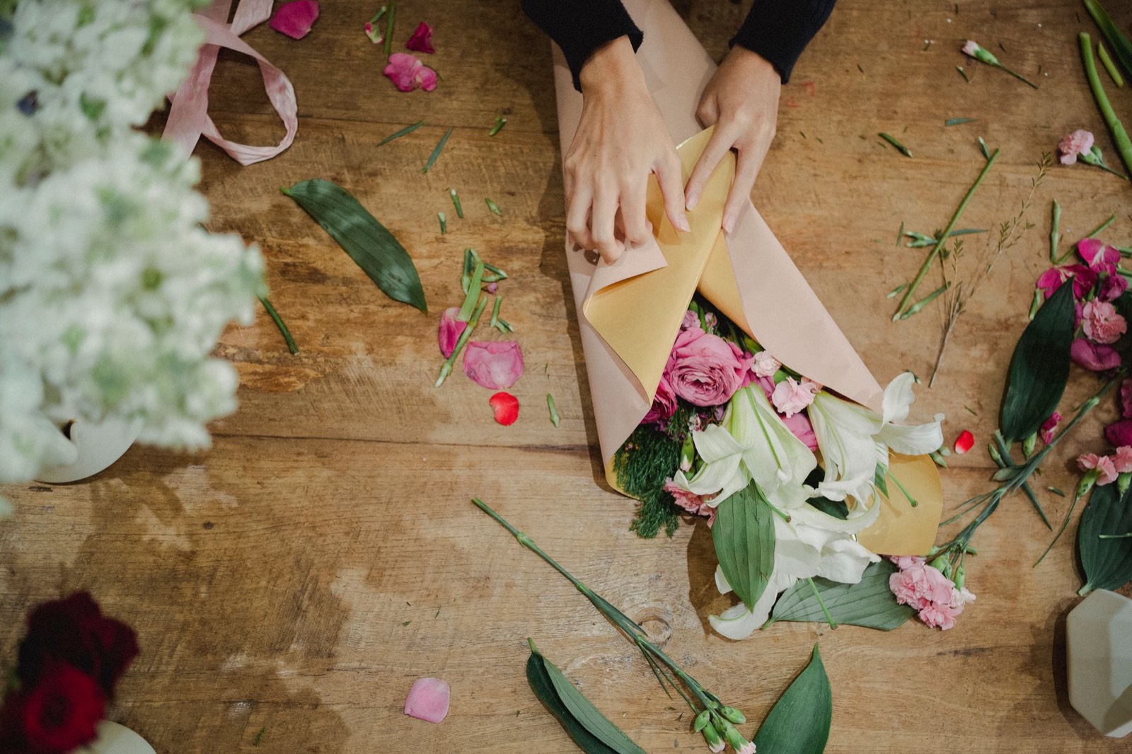 Fleuriste en train de composer un bouquet à la main