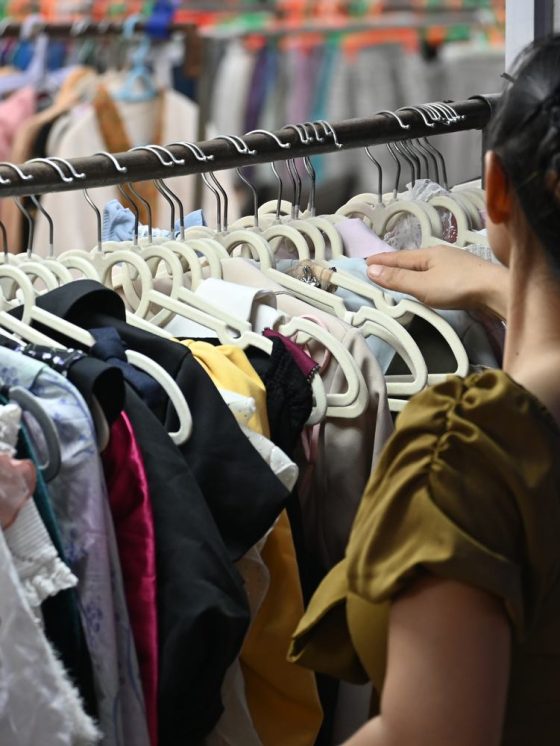 Friperie et dépôt-vente : comment bien acheter en seconde main