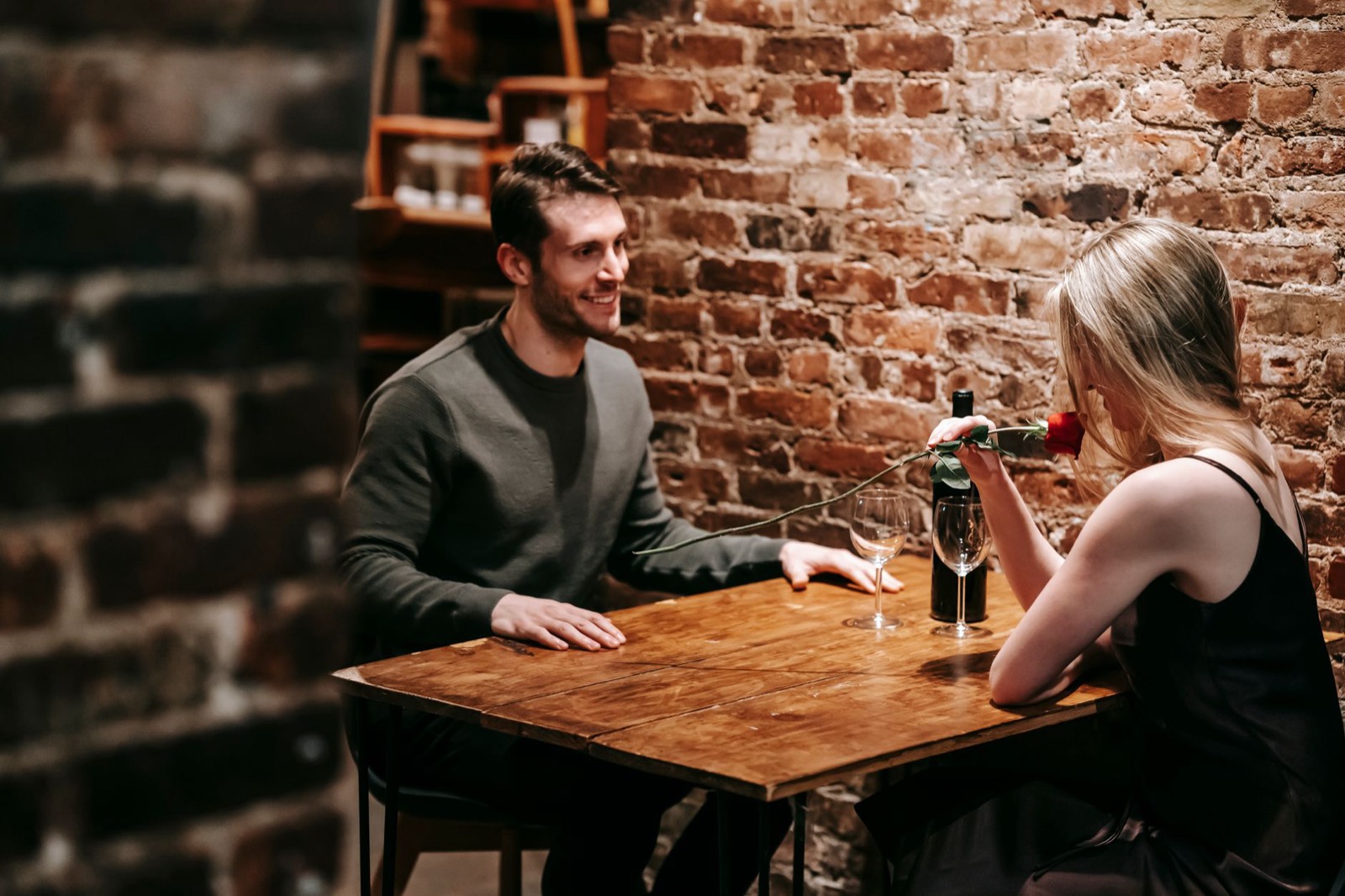 Couple lors d'un premier rendez-vous autour d'une table de restaurant