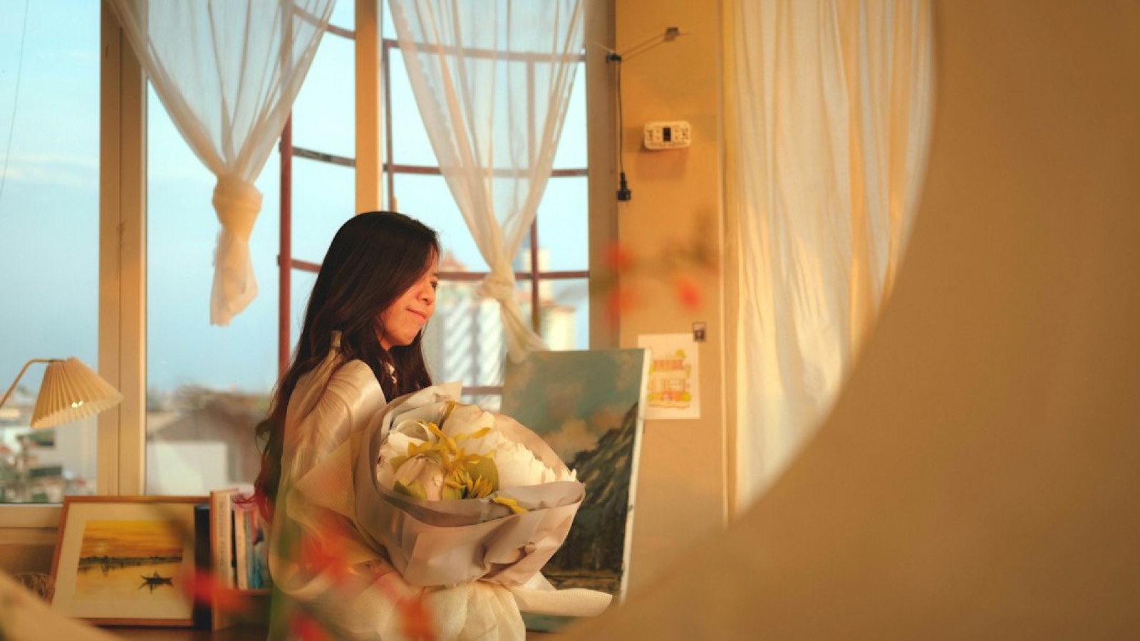 femme tenant un bouquet de fleurs à la maison
