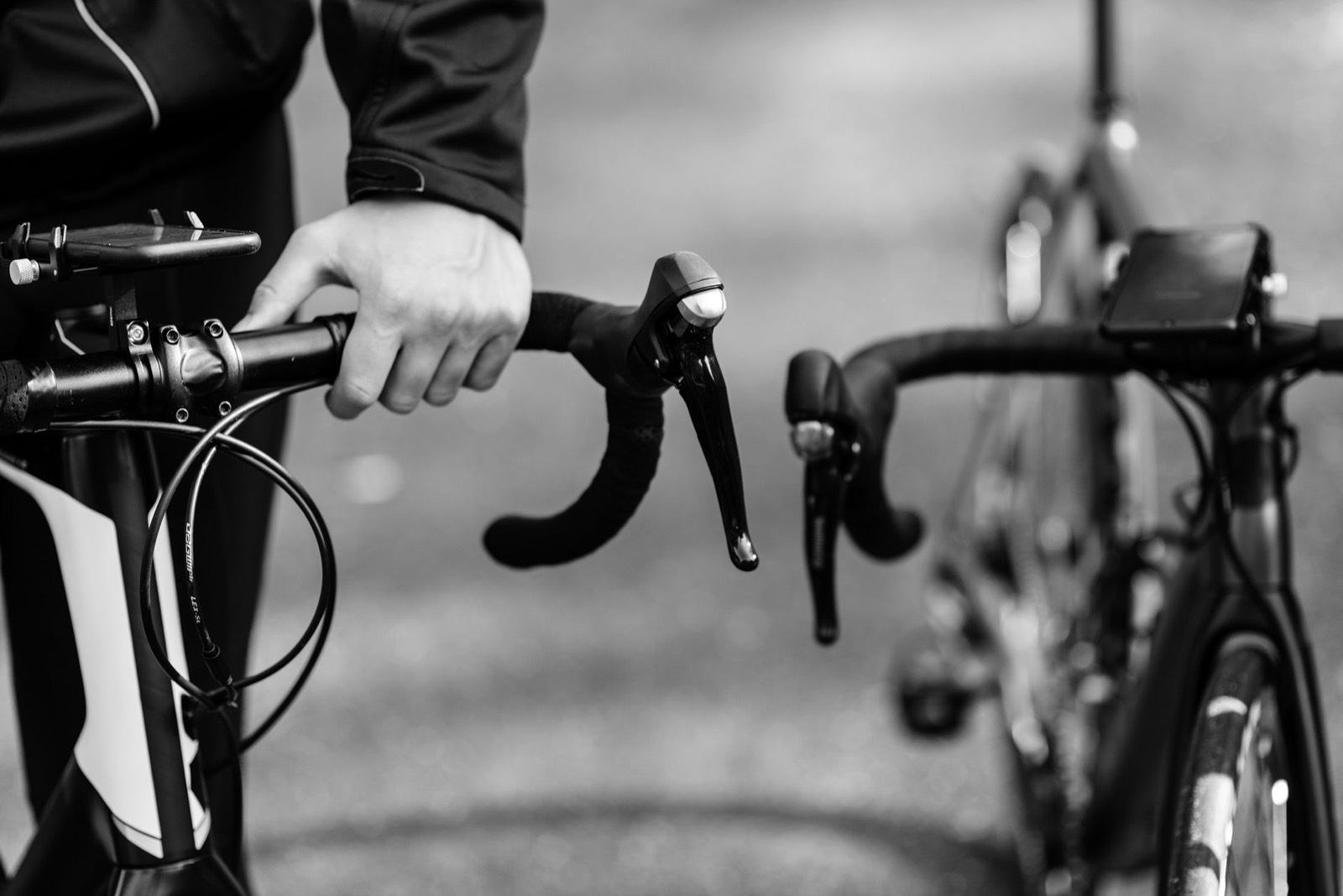 Mains de cycliste gantées posées sur le cintre d'un vélo de route par temps froid