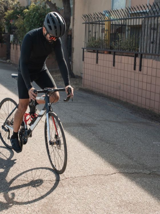 Vêtements cyclistes hommes : bien s’équiper selon ses sorties
