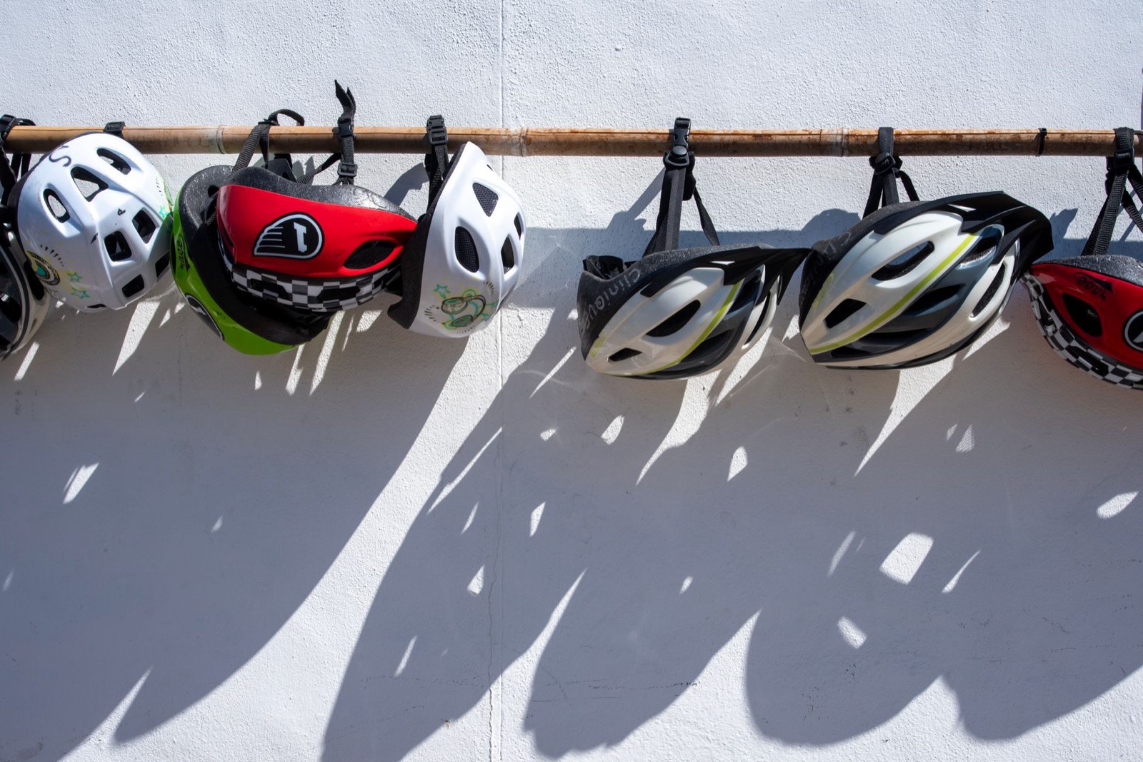 Gants et casque de cyclisme posés à plat, équipement technique pour homme