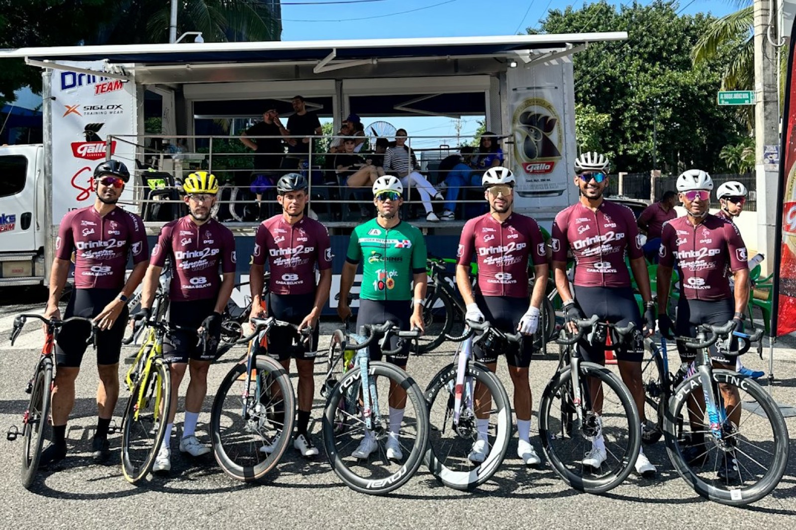 Cycliste en tenue d'équipe personnalisée lors d'une sortie de groupe